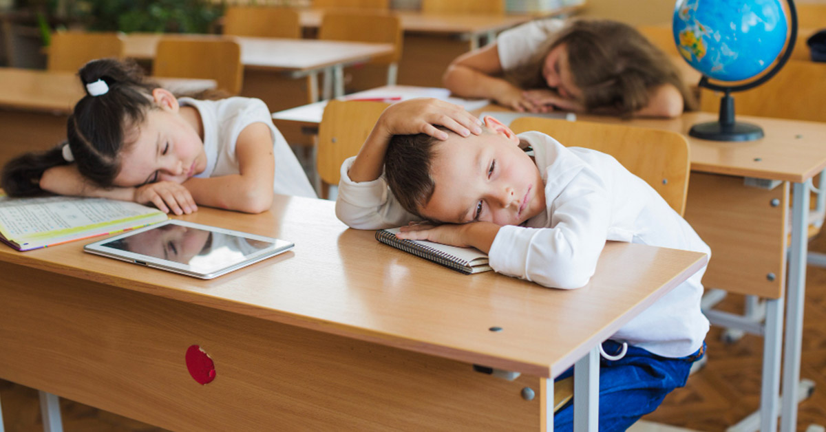 Gambar Anak Tidur di Kelas
