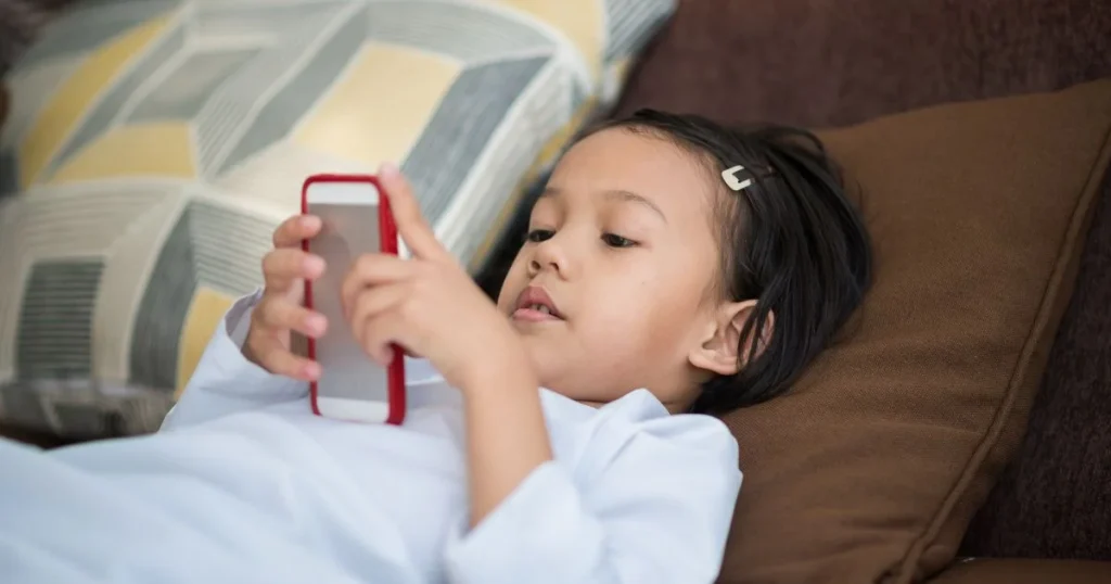 12 Cara Mengatasi Screen Time pada Anak dan Batas Normalnya