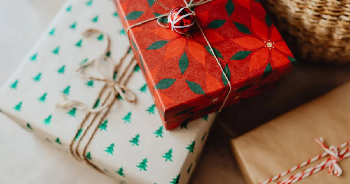 30 Ide Kado Hari Guru untuk Laki-Laki yang Murah dan Simpel